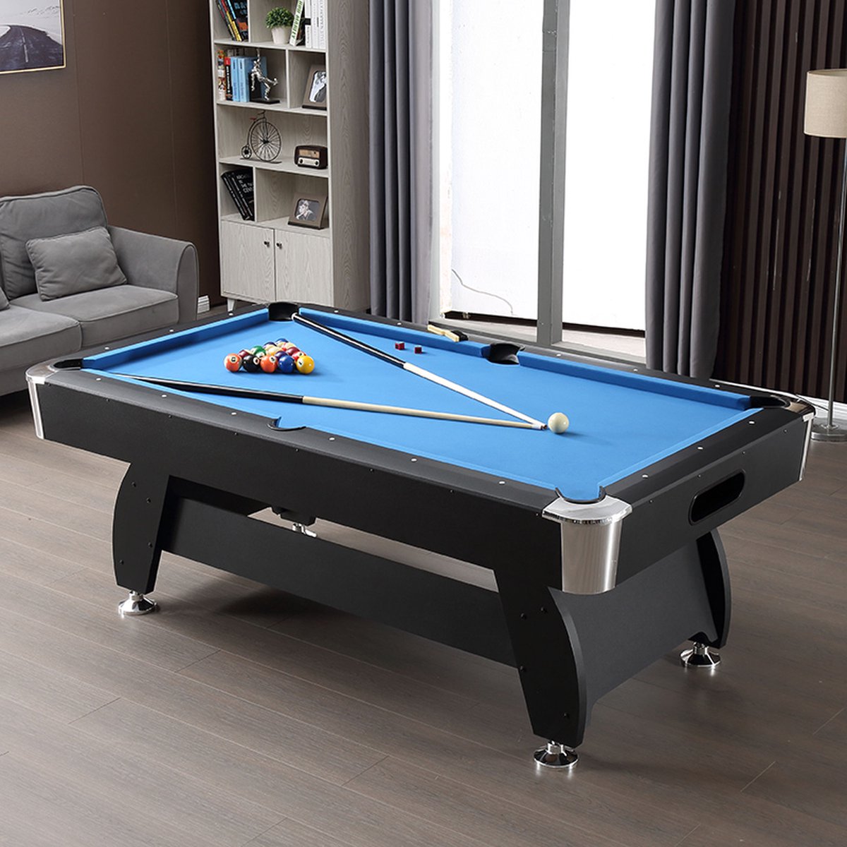 Klassieke pooltafel in een woonkamer